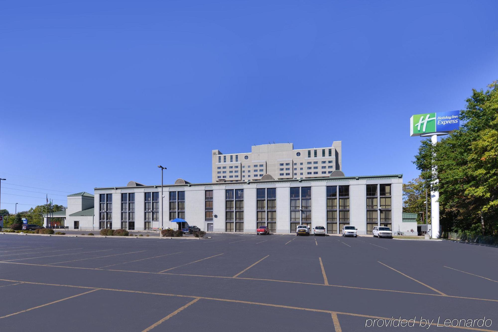 Holiday Inn Express & Suites Springfield By Ihg Exterior foto